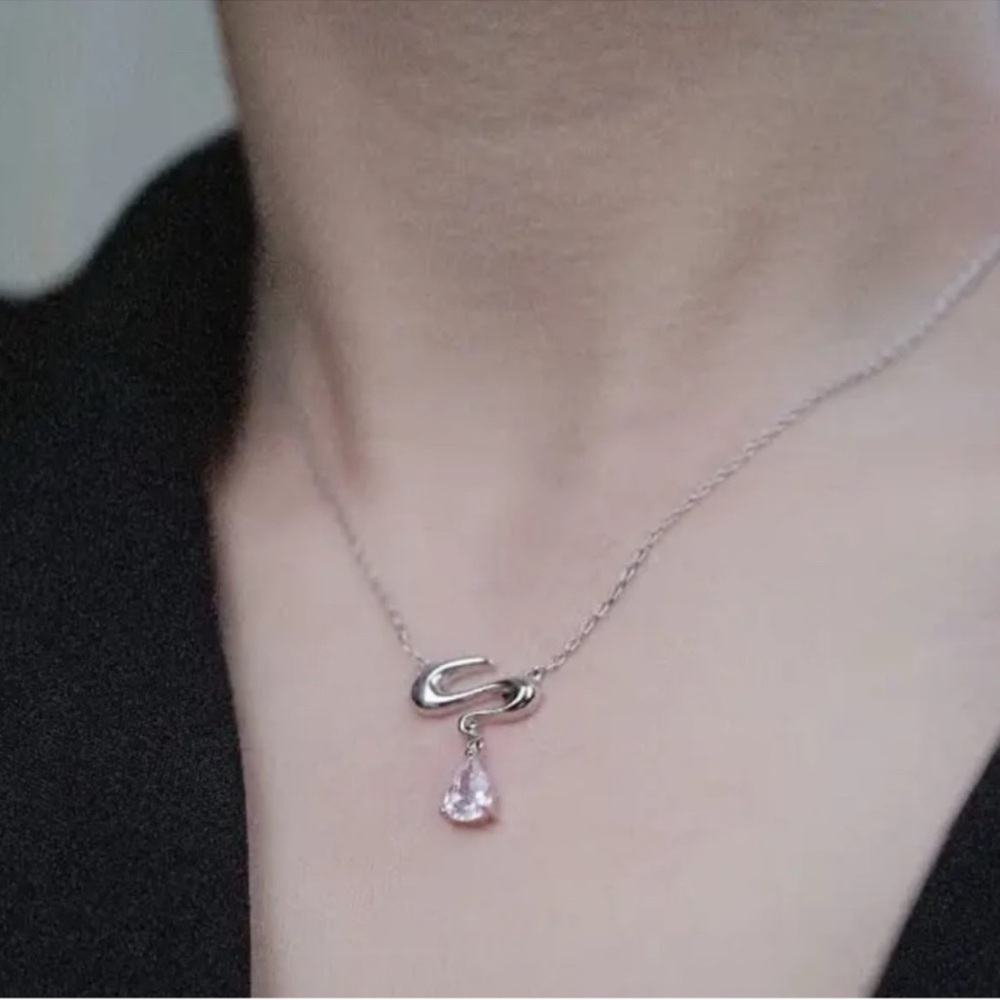 Elegant Silver Necklace with Teardrop Pendant - Picture 3 of 3